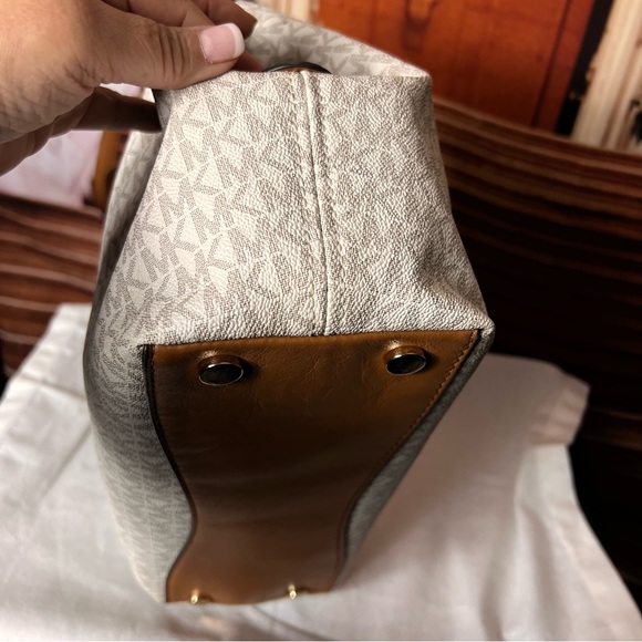 Michael Kors Signature Coated Canvas And Leather Raven Shoulder Bag, like new - Picture 10 of 17